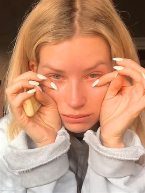 Lottie Moss breaks down in tears as she shares。